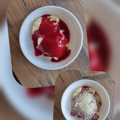 selbstgemachte Vanilleeis mit sg. Himbeer-Sauce selbstgemachte Vanilleeis mit sg. Himbeer-Sauce